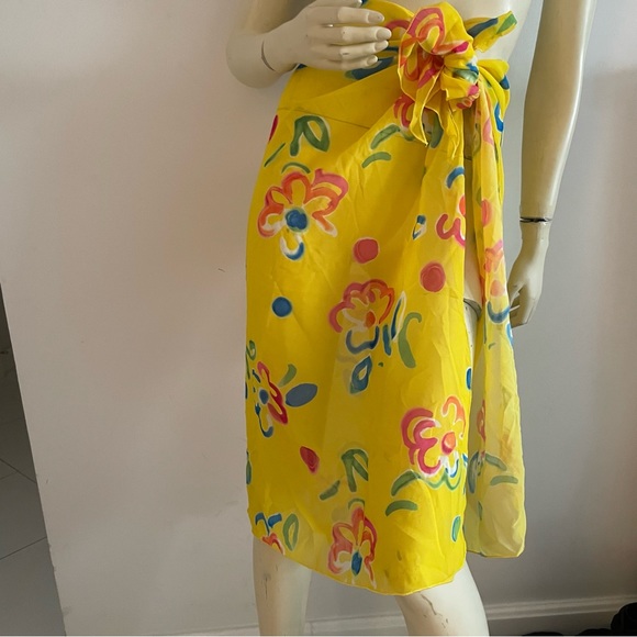 Yellow sarong with flowers - Picture 3 of 9